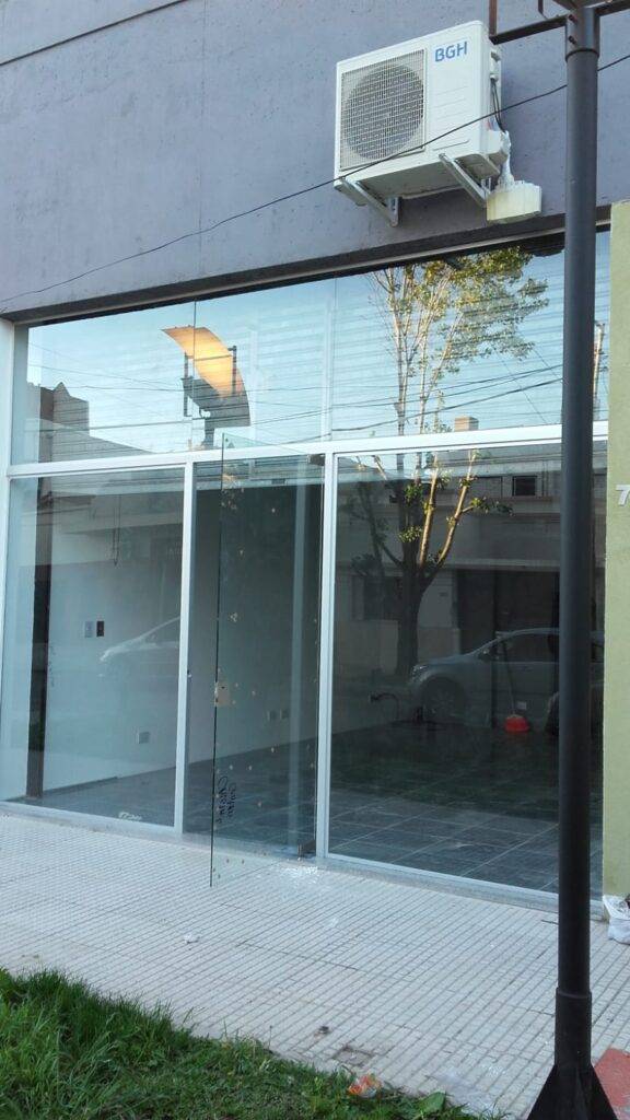 Frente templado puertas vidrieras Tecnoglass Argentina